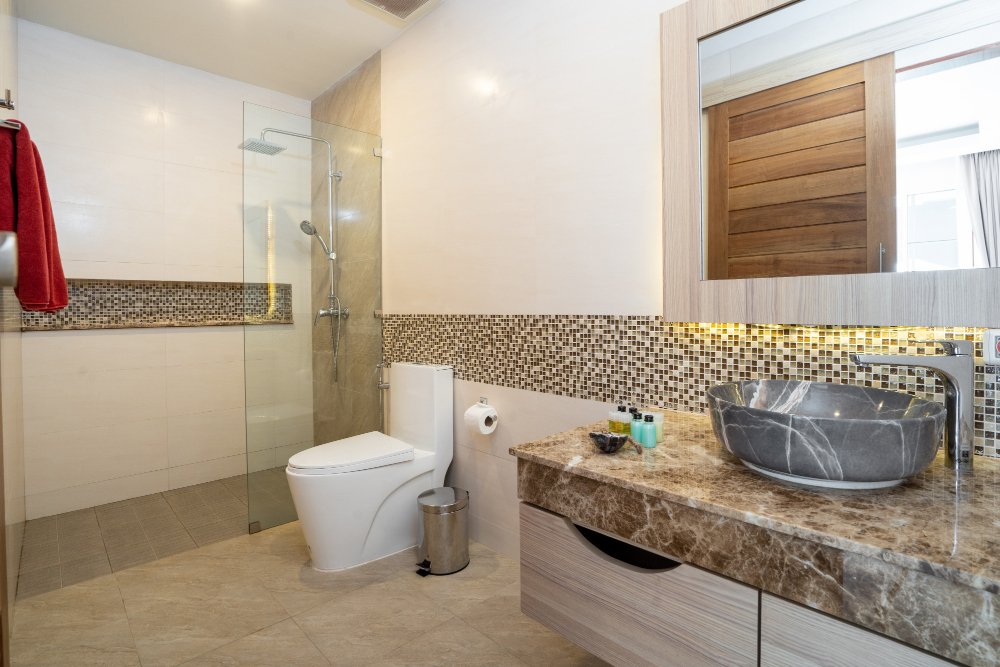Small Bathroom Remodel: Maximizing Lighting & Cooling for a Comfortable Space