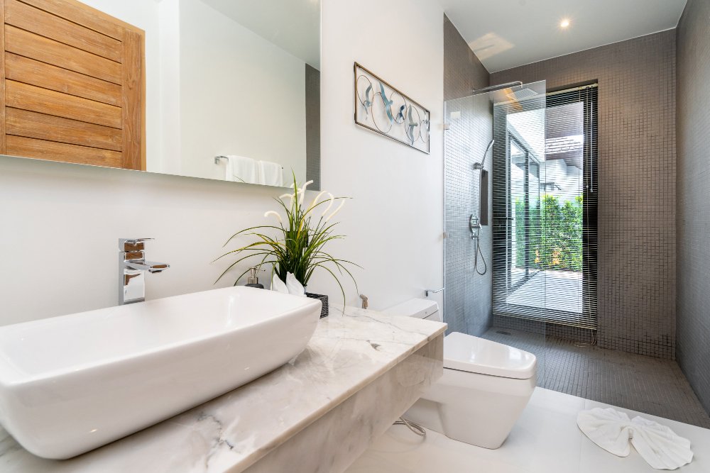 Small Bathroom Remodel: Maximizing Lighting & Cooling for a Comfortable Space
