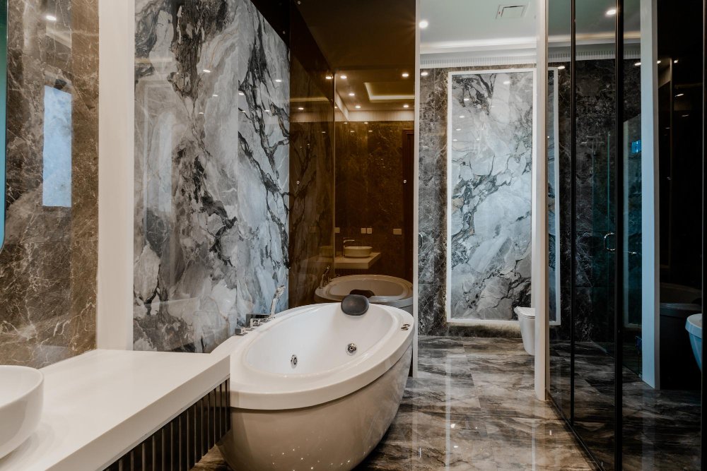 Small Bathroom Remodel: Maximizing Lighting & Cooling for a Comfortable Space